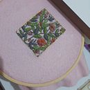 Embroidering on felt. Un projet de Création d'accessoires, Artisanat, Illustration botanique, Création de motifs , et Design textile de m_caroline_souza - 26.01.2026