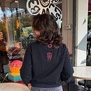 De kaarten liggen in jouw handen.. Een project van Borduurwerk, DIY, Textielontwerp y  Modeontwerp van Shani Spivak Fisch - 29.01.2026