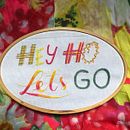 Hey Ho Let's Go. Bordado, H, e Lettering projeto de Tayane Sette - 02.02.2026