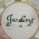 Projeto do curso Técnicas básicas para bordado de letras/ Título: Jardim. Embroider, Textile Design, Arts, Crafts, Creativit, and Fiber Arts project by giuliafonseca - 02.04.2026