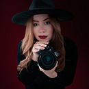 Redish Noir. Un proyecto de Fotografía, Marketing, Br, ing e Identidad, Stor, telling, Comunicación, Creatividad y Redes Sociales de Alejandra Garcia M - 07.02.2026