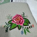 Porta iPad con parche aplicado bordado . Accessor, Design, Botanical Illustration, Embroider, and Textile Design project by Andrea Palópoli - 02.11.2026