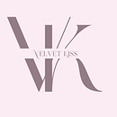 Velvet Kiss. Un proyecto de Br, ing e Identidad, Diseño, Diseño de logotipos, Diseño gráfico, Diseño tipográfico y Tipografía de Mariel Miranda - 25.02.2026