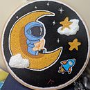 PUNCH NEEDLE SPACE THEME. Un progetto di Interior Design, Ricamo, Illustrazione tradizionale, Punch needle e Textile Design di Anupriya Sharma - 31.03.2026