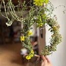 Corona silvestre.. Projekt z dziedziny Projektowanie dodatków, Projektowanie mod, DIY, Kompoz i cje kwiatowe i botaniczne użytkownika nuria_aigua - 03.04.2026