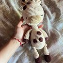 Rafa la jirafa . Un projet de Amigurumi, Artisanat, Crochet, Design textile , et Conception de jouets de Eva Meza - 04.04.2026
