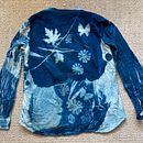Cyanotype Experimental Shirt. Projekt z dziedziny Projektowanie mod i Farbowanie tkanin użytkownika Danielle Worthy - 18.04.2026