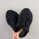 Chinelo upcycling preto. Een project van  Modeontwerp, DIY, Upc, cling y Haken van thamitiburtino - 04.05.2026