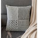 Cojín decorado con puntos de crochet . Un progetto di Design di accessori, Fiber Art, Uncinetto, Maglia e Textile Design di Keli - 05.05.2026