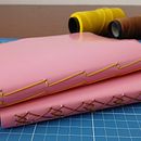 Técnicas de Encadernação: Costura Exposta. Arts, Crafts, Bookbinding, DIY, Fine Arts, Paper Craft, and Sewing project by rejane_morais - 05.23.2026