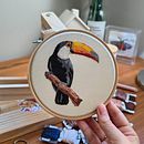 Toco toucan in needlepoint painting. Een project van Borduurwerk y Decoratief schilderen van Marina Gonçalves - 03.07.2026
