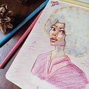 Retrato llamativo con lápices de colores🎨. Een project van Traditionele illustratie,  Beeldende kunst y  Tekening van Merce Román - 10.08.2026