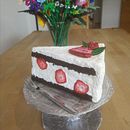 Pappmaché Erdbeertorte . Seni, Kerajinan, Patung, Kerajinan Kertas, Dan Upcycling proyek oleh Martina Riel - 08.23.2026
