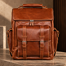 Mochila de cuero color cognac. Een project van Fotografie, Retoucheren van foto's, Productfotografie, Digitale fotografie, Commerciële fotografie, Kunstmatige Intelligentie, AI Ontwerp, Beeldgeneratie, AI-Animatie y Foto- en Videobewerking met AI van Juan Sebastian Mejia Castaneda - 14.09.2026