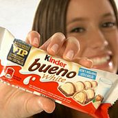 KINDER BUENO WHITE  VIP BACKSTAGE. Un progetto di Cinema, video e TV e Pubblicità di lineker - 29.05.2010