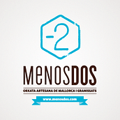 Identidad corporativa MENOS DOS. Design project by Raul Casado Cantarellas - 07.28.2011