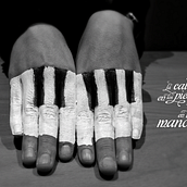 La calle en los pies y el arte en las manos. Design, and Photograph project by Gil Cervera - 03.26.2012