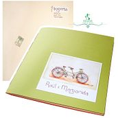 Libros personalizados. Design, Photograph, and Traditional illustration project by Kiruna Roselló - 10.17.2013