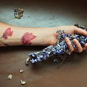 Skin flowers. Un proyecto de Diseño de complementos, Diseño, Diseño gráfico, Ilustración tradicional, Diseño de iluminación, Pintura y Fotografía de Marta Plasencia - 12.04.2014