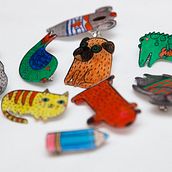 Shrink plastic handpainted brooches. Un progetto di Artigianato, Illustrazione tradizionale, Design di gioielli e Design di giocattoli di Oxana Kostromina - 04.06.2014