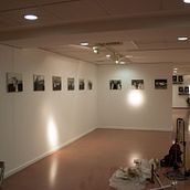 Instalando mis pinturas en la exposición colectiva “La Sutil Decadencia” #CMAE #Avilés. Un progetto di Belle arti e Pittura di bernardoguerra - 23.08.2014