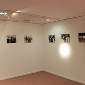 Colocando luces a mis pinturas en la exposición colectiva “La Sutil Decadencia” #CMAE #Avilés. Un progetto di Belle arti e Pittura di bernardoguerra - 23.08.2014
