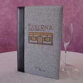 Cartas de Menú en Tela con Logo Bordado. Un proyecto de Diseño de producto de JULIAN MACIAS - 27.08.2014