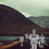 The march of the discarded robots. Traditional illustration project by Sandra Falagan Blancas - 01.11.2015