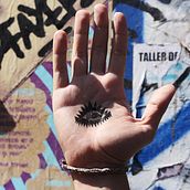 Streettoo, tattoos temporales de street art. Een project van  Beeldende kunst,  Ontwerp, Productontwerp y Packaging van Stree2lab - 06.06.2015