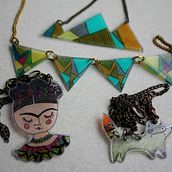 Joyeria Artesanal en plastico hecha a partir de mis Ilustraciones Originales. . Projekt z dziedziny Craft, Projektowanie biżuterii, Trad, c i jna ilustracja użytkownika Cristina Piriz - 29.07.2015