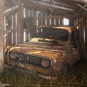 Renault 4L abandonado. Un progetto di 3D e Illustrazione tradizionale di Anton Freixas Alió - 04.10.2015