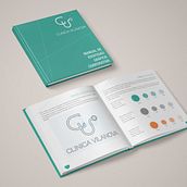 Manual de Identidad Gráfica Corporativa. Clínica Vilanova. Een project van  Br, ing en identiteit y Grafisch ontwerp van María Solar Tamargo - 21.11.2014