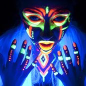 RITUAL NEON TRIBAL. Projekt z dziedziny Design, Projektowanie postaci, Projektowanie ubrań, Fotografia,  Malarstwo i Postprodukcja fotograficzna użytkownika Sara Ibernia - 27.01.2016