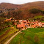 Fotografía aerea de pequeña aldea Cantabra. Un progetto di Architettura e Fotografia di Iñigo de Otto - 06.02.2016