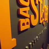 DIseño de Identidad y local comercial - Peluquería BACKSTAGE - de Paola Valenzuela. Br, ing, Identit, Lighting Design, Interior Design, Furniture Design, Making, and Graphic Design project by Fernando Andrés Moya Martín - 03.22.2016