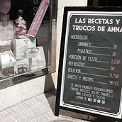 Cartel caballete precios panadería/pastelería. Un proyecto de Diseño, Diseño, creación de muebles					, Diseño gráfico y Tipografía de Sara Barreiro - 24.05.2016