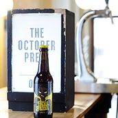 The October Press. Fotografia de producto-corporativa. Impulso de venta de cervezas artesanales.. Photograph project by Jordi Díaz - 08.22.2016