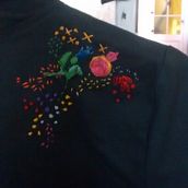 Primer bordado (recuperé un abrigo con manchas de lejía ;-). Design project by Maria Victoria Pita - 01.18.2017