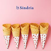 Marca de heladería + pattern sandías. Graphic Design, and Traditional illustration project by Ariadna Aran - 08.22.2017