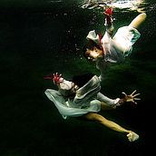 CREANDO DANZA BAJO EL AGUA / CREATING DANCE UNDERWATER. Photograph, Fine Arts, Concept Art, Creativit, and Art Direction project by Beatriz Glez Sa - 07.12.2014