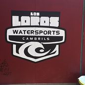 Logotipo pintado a mano " Los loros watersports Cambrils". Un progetto di 3D, Artigianato, Belle arti, Calligrafia, Design, Graphic design, Illustrazione tradizionale, Lettering e Pittura di Nacho Lopez - 01.06.2017