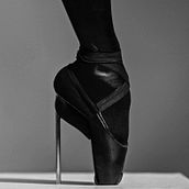 Les Monstres Danseurs. Photography, Art and Fashion.. Un projet de Beaux Arts, Direction artistique, Conception de chaussures, Création de costumes , et Photographie de Juan Antonio Papagni Meca - 15.08.2016