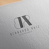 Bernardo Ruiz. Br, ing e Identidade, Direção de arte, Design, e Design gráfico projeto de Parcela Creativa - 02.12.2017