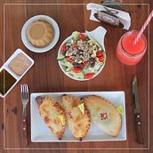 Mi proyecto se basó en impulsar una tienda de empanadas la cual no tenía nada de presencia en las redes sociales, por lo que se comenzó desde cero y se realizó una sesión de fotografías en las que mostramos el producto y la interacción con el usuario. . Design, Photograph, and Advertising project by Kari Ponce - 01.14.2018
