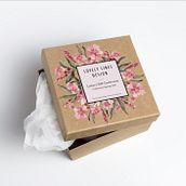 Packaging para una marca de ropa interior de diseño. Un projet de Br, ing et identité, Création de motifs, Design graphique, Illustration traditionnelle, Packaging , et Peinture de Laia Coll - 26.02.2018
