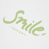 Imagen corporativa y Packaging para la nueva marca de zumos ecológicos Smile Juicery . Pencitraan Merek, Identitas, Kaligrafi, Arahan Seni, Desain Grafis, Huruf, Dan Pengemasan proyek oleh Meritxell Calvo - 02.28.2015