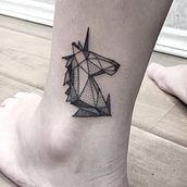 Unicornio geometrico Tattoo. Un proyecto de Bellas Artes de Sergio Romero - 27.04.2018