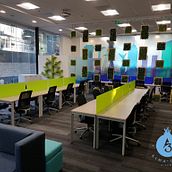 Interior corporativo ambiental . Arsitektur Interior, Pencitraan Merek, Identitas, Seni Konsep, Konsultasi Kreatif, Desain, Dan Desain Interior proyek oleh Alma 3 Diseño - 11.26.2017