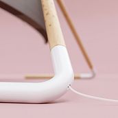 FLAMINGO: Soporte para SAMSUNG QLED TV (Propiedad de SAMSUNG). Un progetto di Design e creazione di mobili, Product design, Design industriale e TV di THARSIS DESIGN SL - 07.08.2017