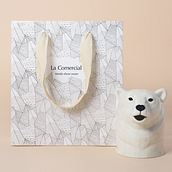  La Comercial - Limited edition bag. Un projet de Création de motifs, Design graphique , et Packaging de Maya del Barrio - 01.01.2012